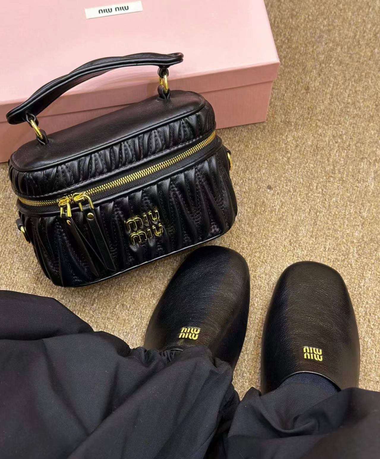 99新 MIU MIU/缪缪 黑银褶皱饭盒斜跨包 20cm 10768277