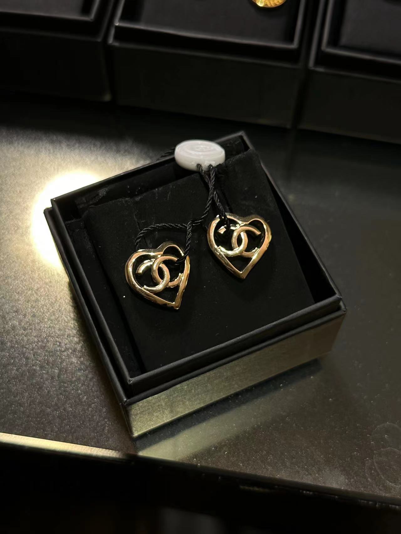 95新  展会外场 chanel 金色镂空爱心双C耳钉