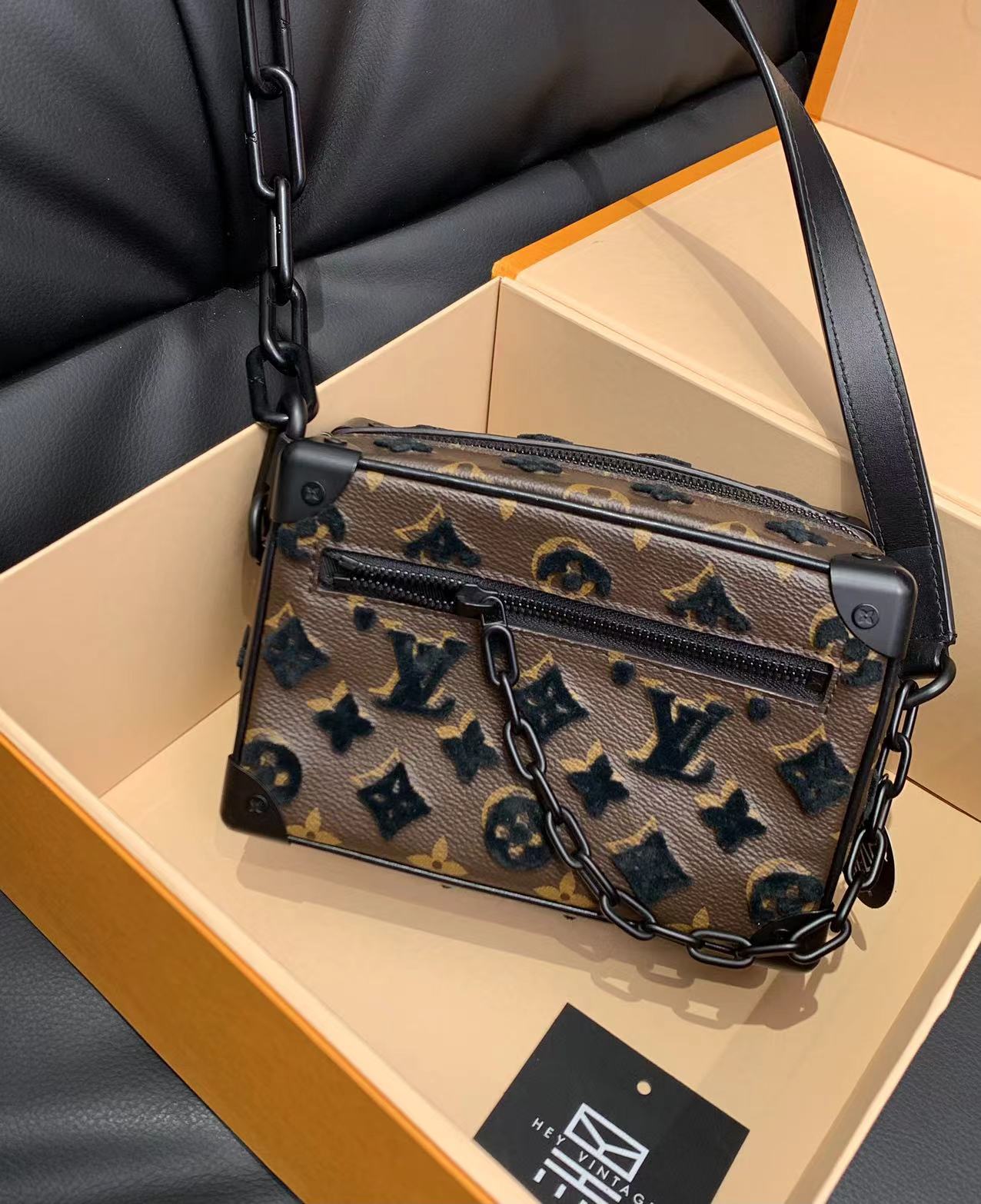 95新  黑黑中古/LV 植绒浮雕soft trunk盒子包 18cm 7847542