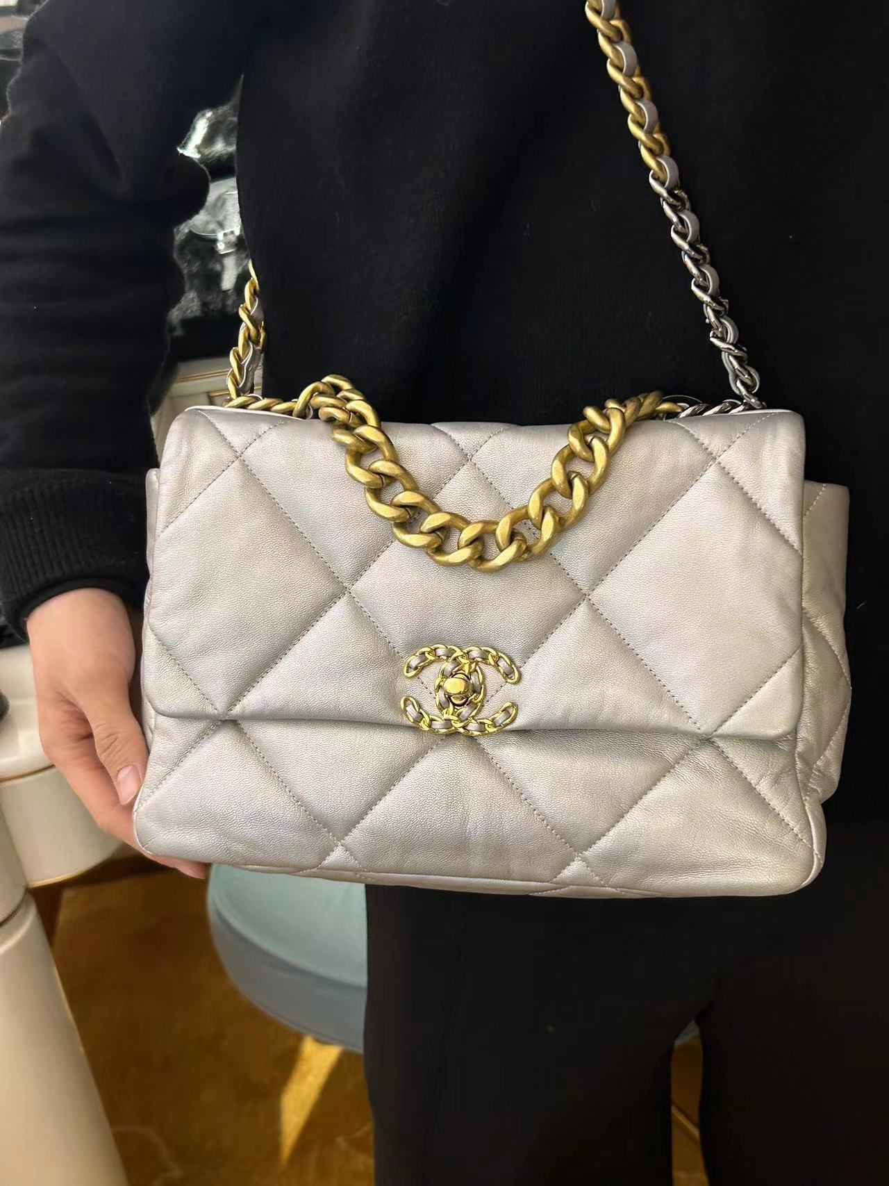 95新  展会外场 chanel 银色 19bag 包