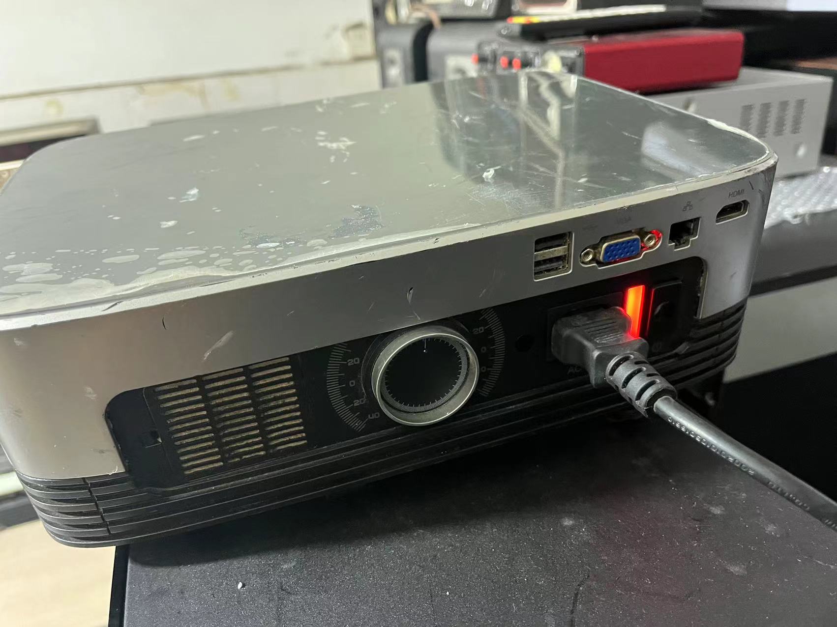 9新  二手坚果A6投影仪（配件出）成色如图 运费自理