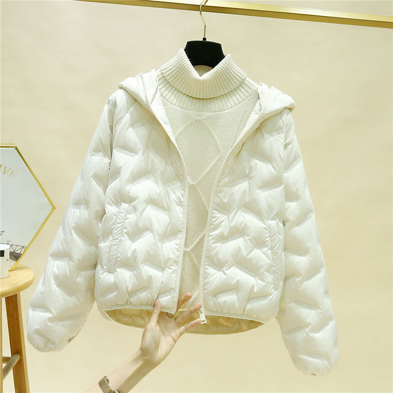 雪中飞轻薄羽绒服女短款小个子新款压花连帽新款冬季白鸭绒保暖显