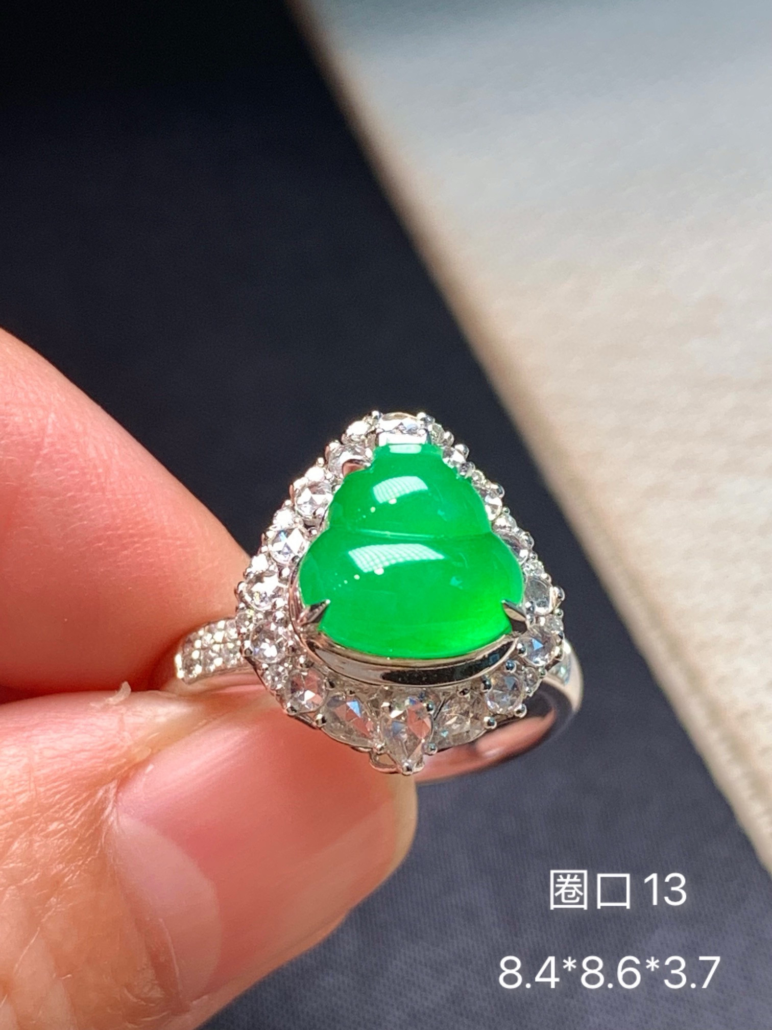 满绿葫芦戒指+吊坠两用款 颜色阳 品质一流 圆润饱满 镶嵌精致