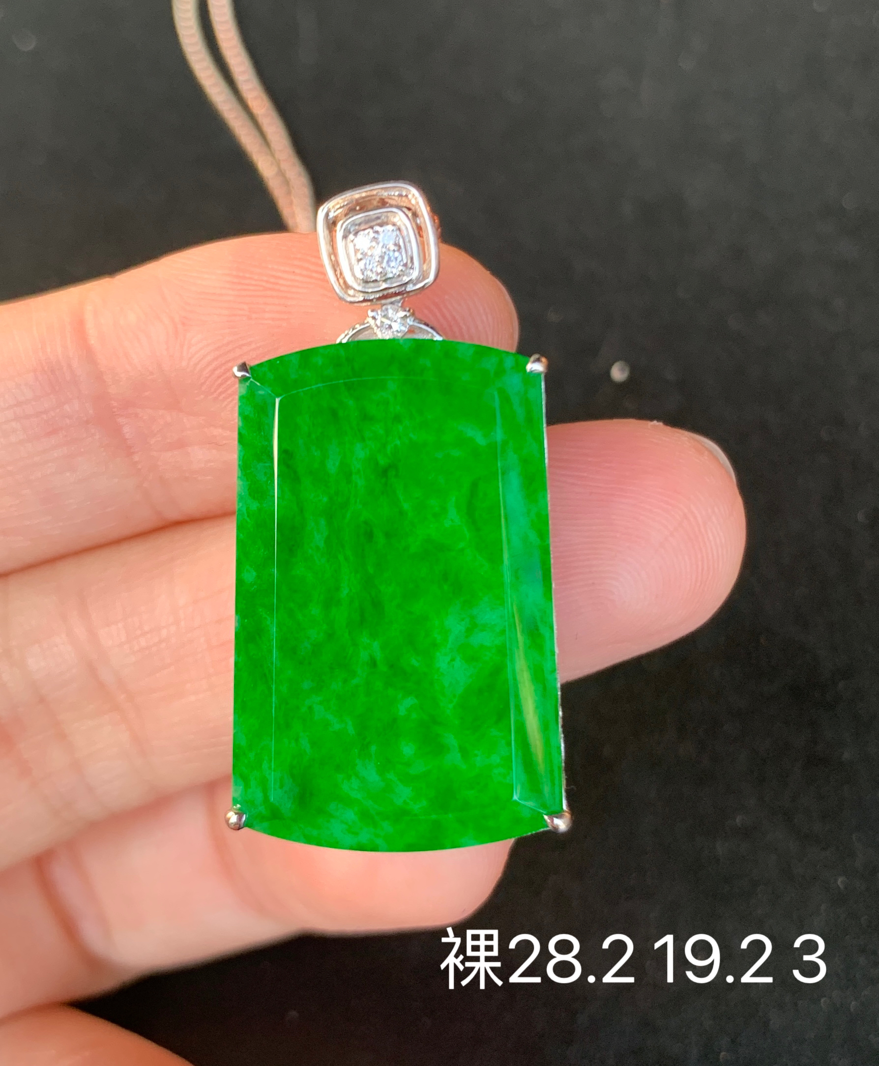 满绿无事牌翡翠吊坠