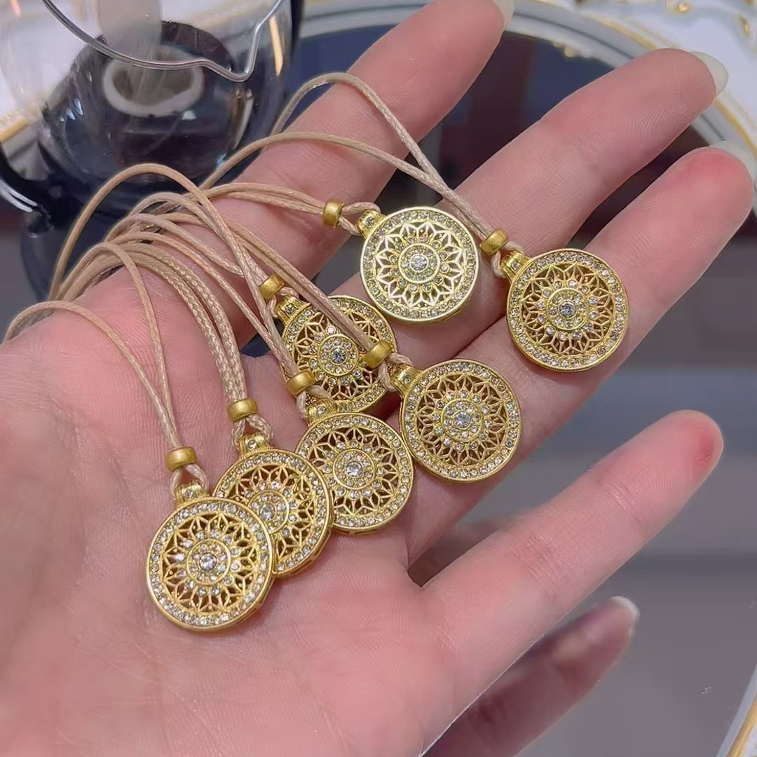 吊坠925银合成锆石 纯银925点钻玫瑰花窗吊坠花丝镂空圆牌金色