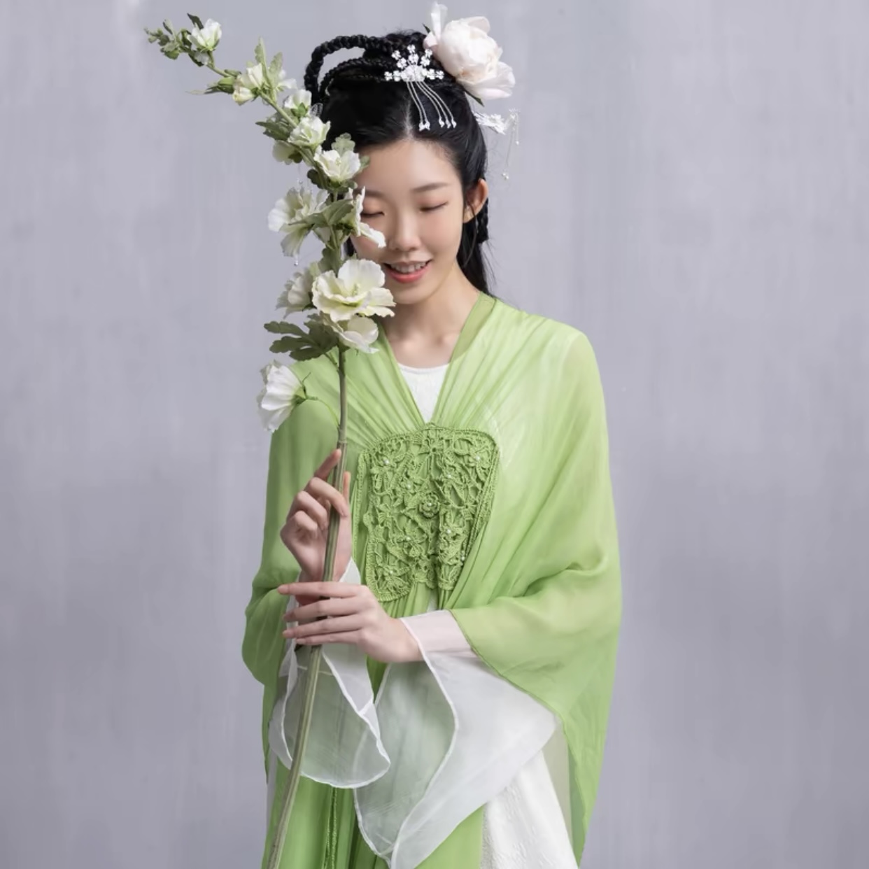【时装周秀款】生活在左非遗手工钩花连衣裙披肩两用桑蚕丝2903211
