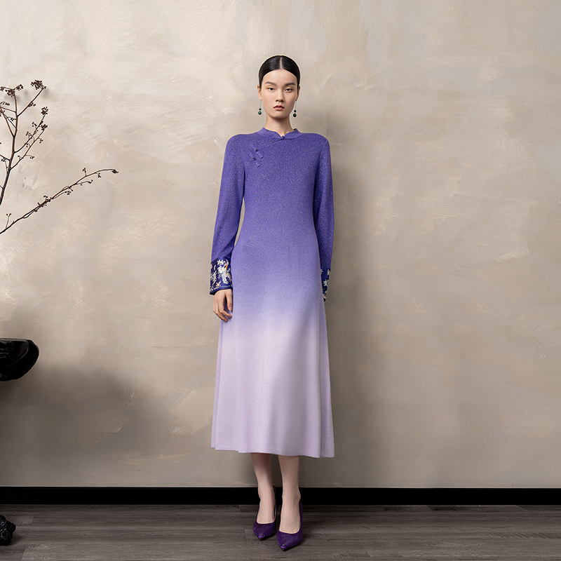 生活在左2024秋渐变毛织连衣裙绣花金丝新中式复古毛衣裙1944023