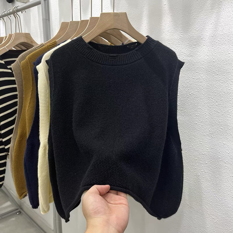 圆领针织马甲女秋季新款韩版宽松设计感领口破洞无袖毛衣背心