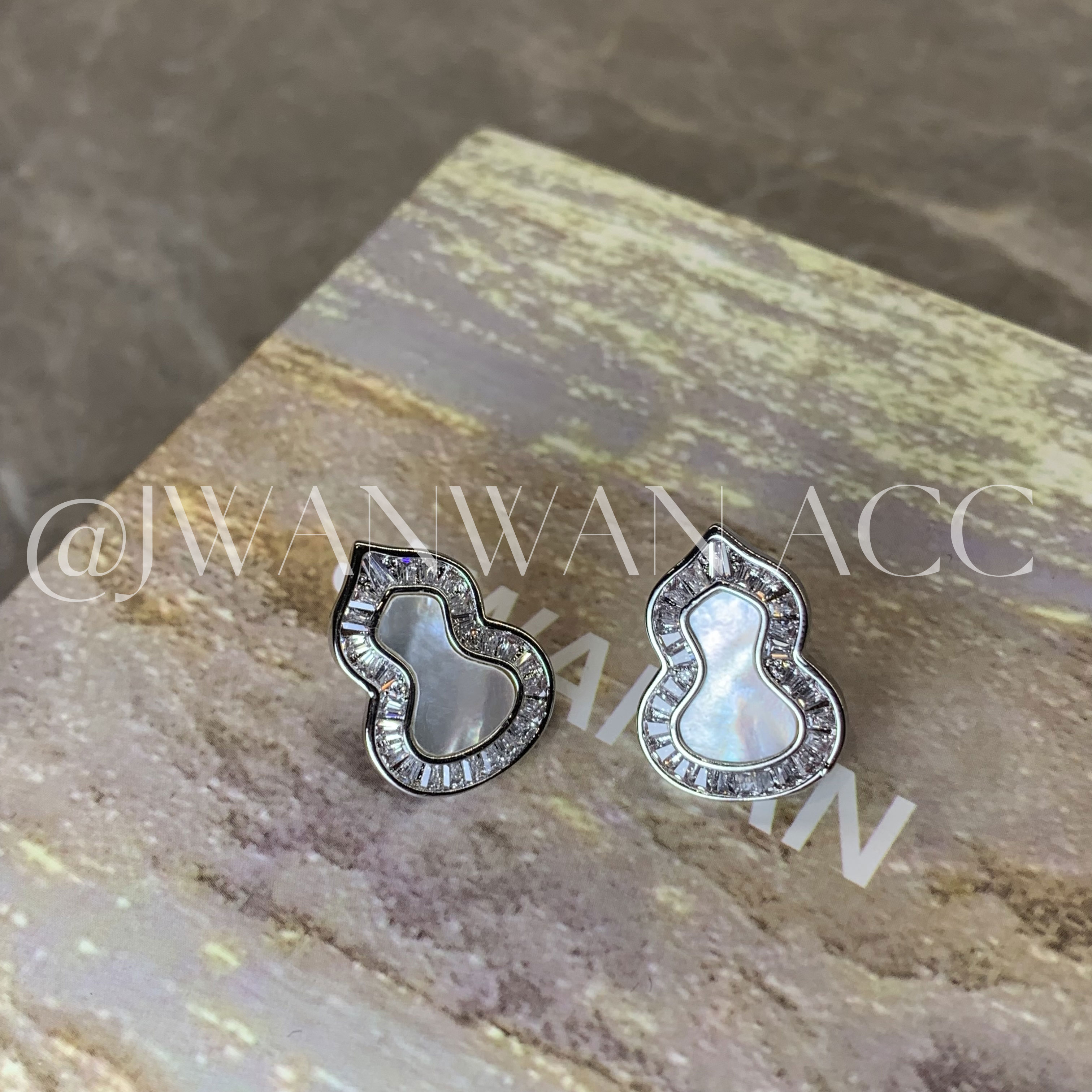 铜合金贝壳耳饰 高级感白贝葫芦闪钻简约耳钉