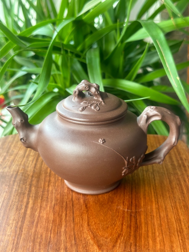 寒梅报春壶原矿60目老紫泥，容量200毫升 ，半手工制作