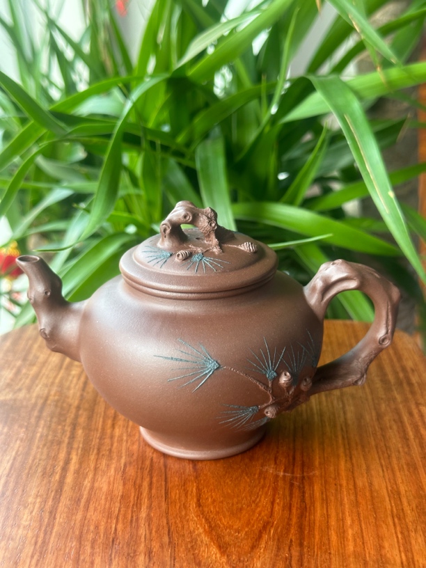 松针报春壶原矿60目老紫泥，容量200毫升，半手工制作