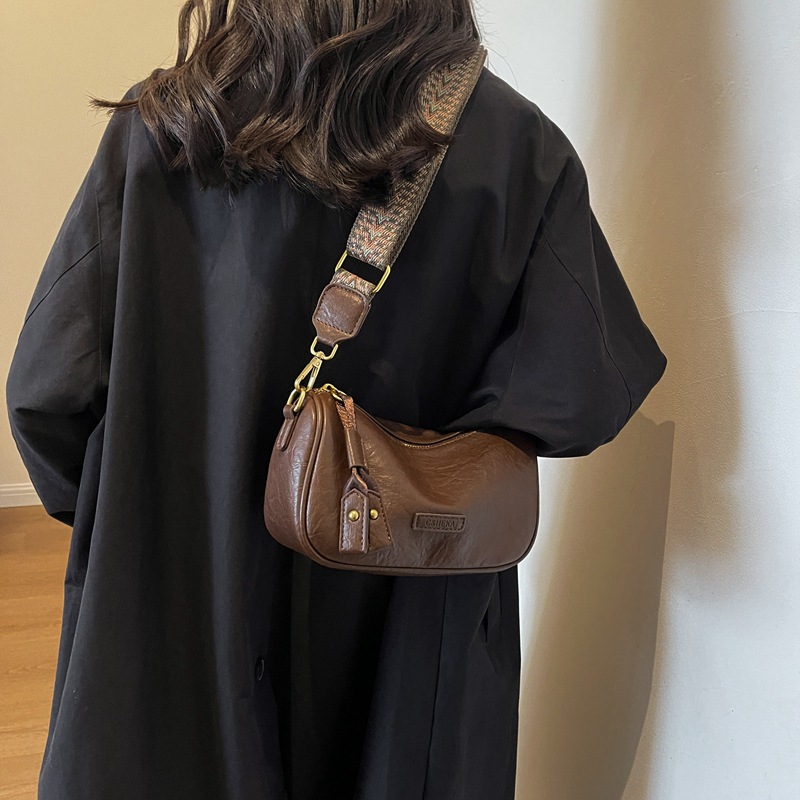 大容量包包女2023冬季新款复古宽肩带单肩斜挎女包时尚百搭饺子包