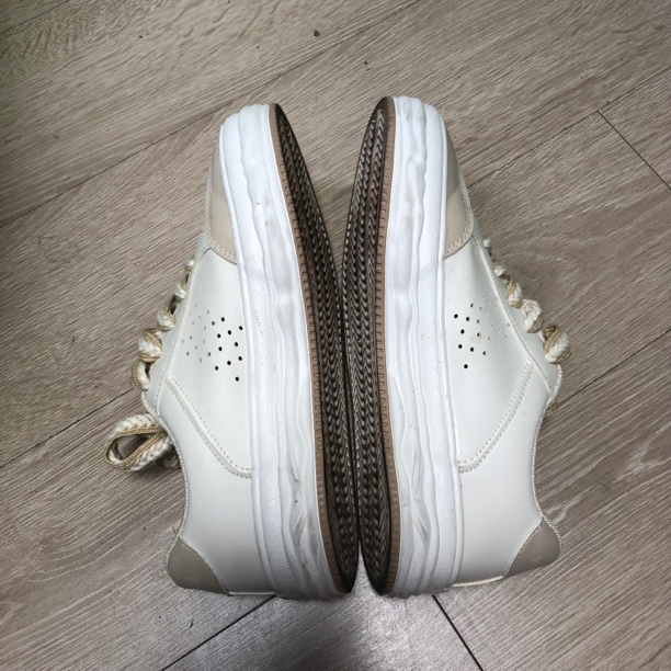 29女生白色时尚休闲鞋37码