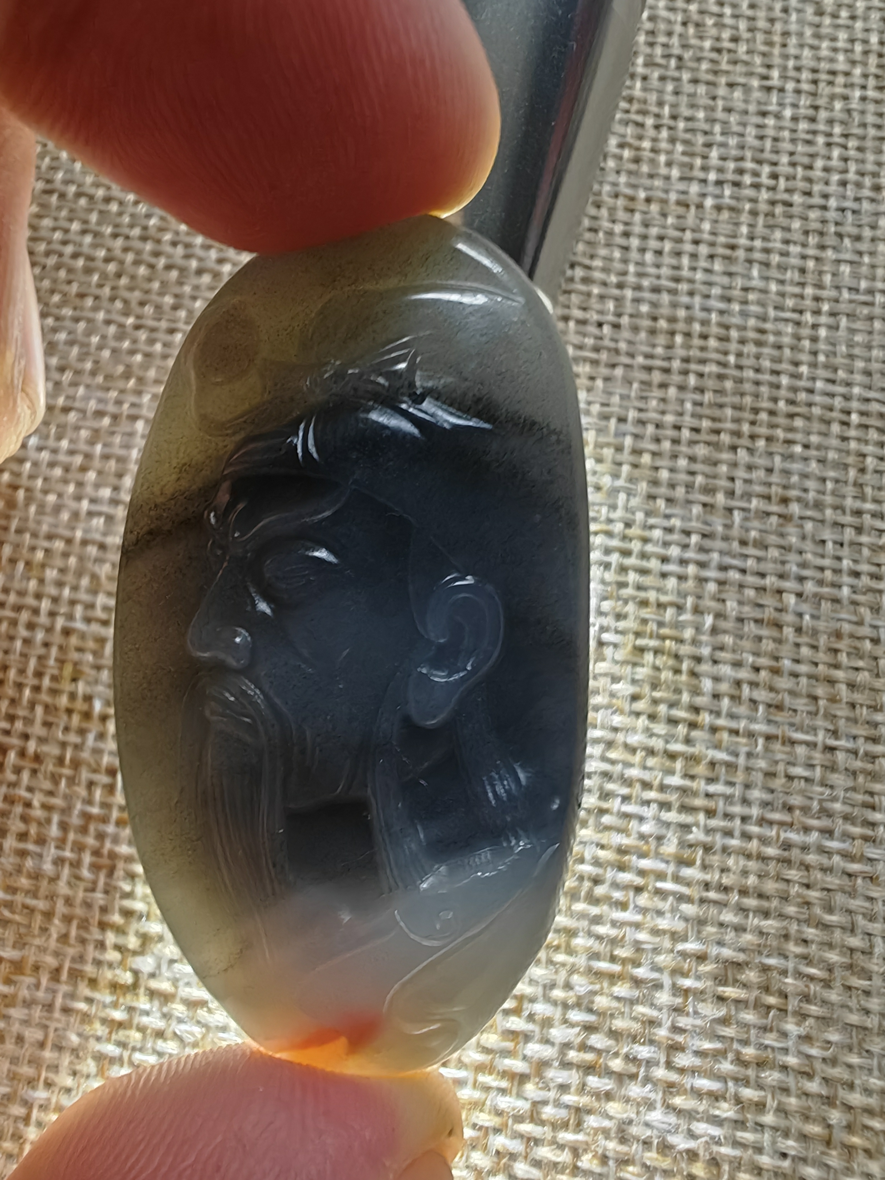 和田玉青花黑白分明关二爷西财神重39.2克长52.3宽29.1厚15