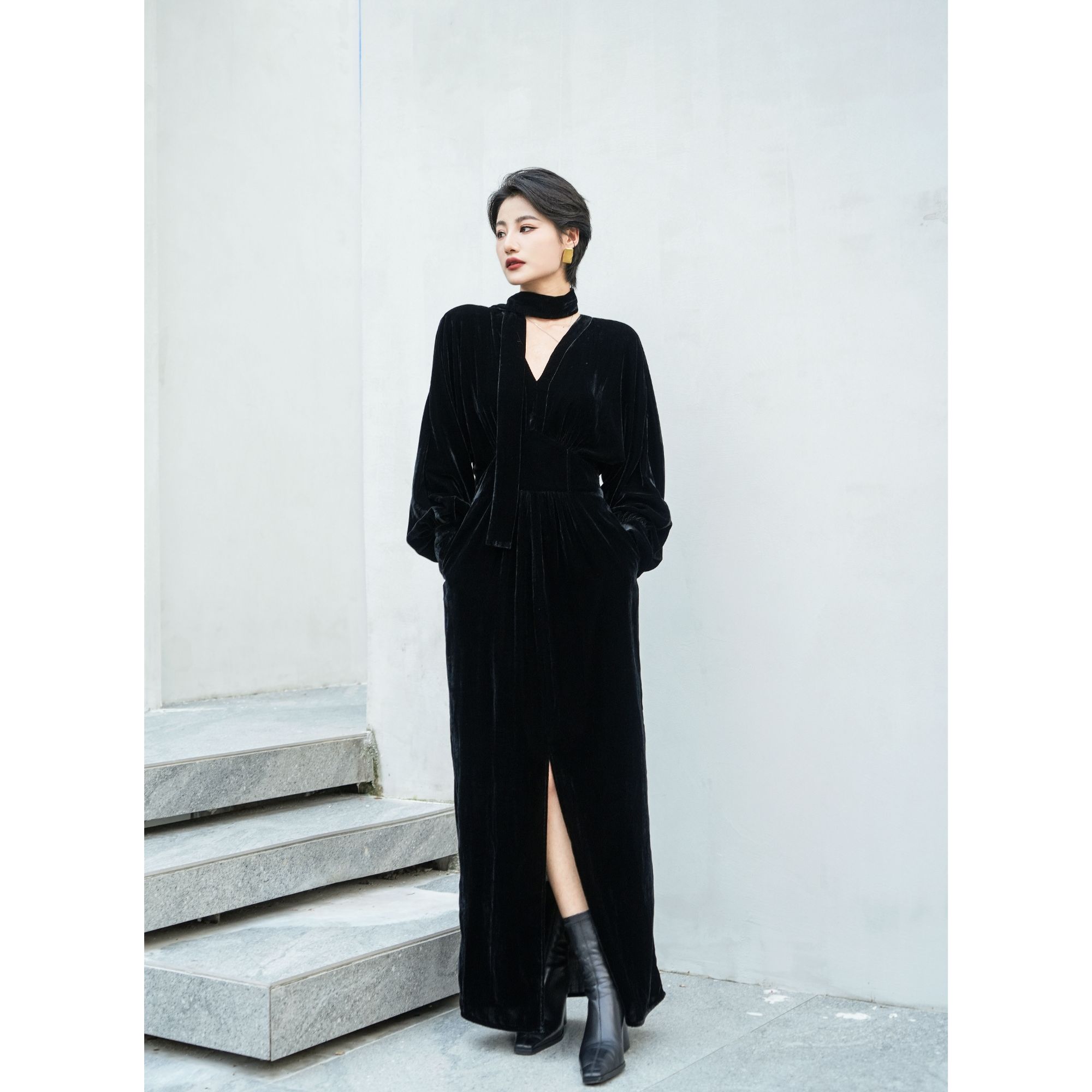 【约定】法式设计感飘带V领极简收腰设计感高级V领丝绒长连衣裙