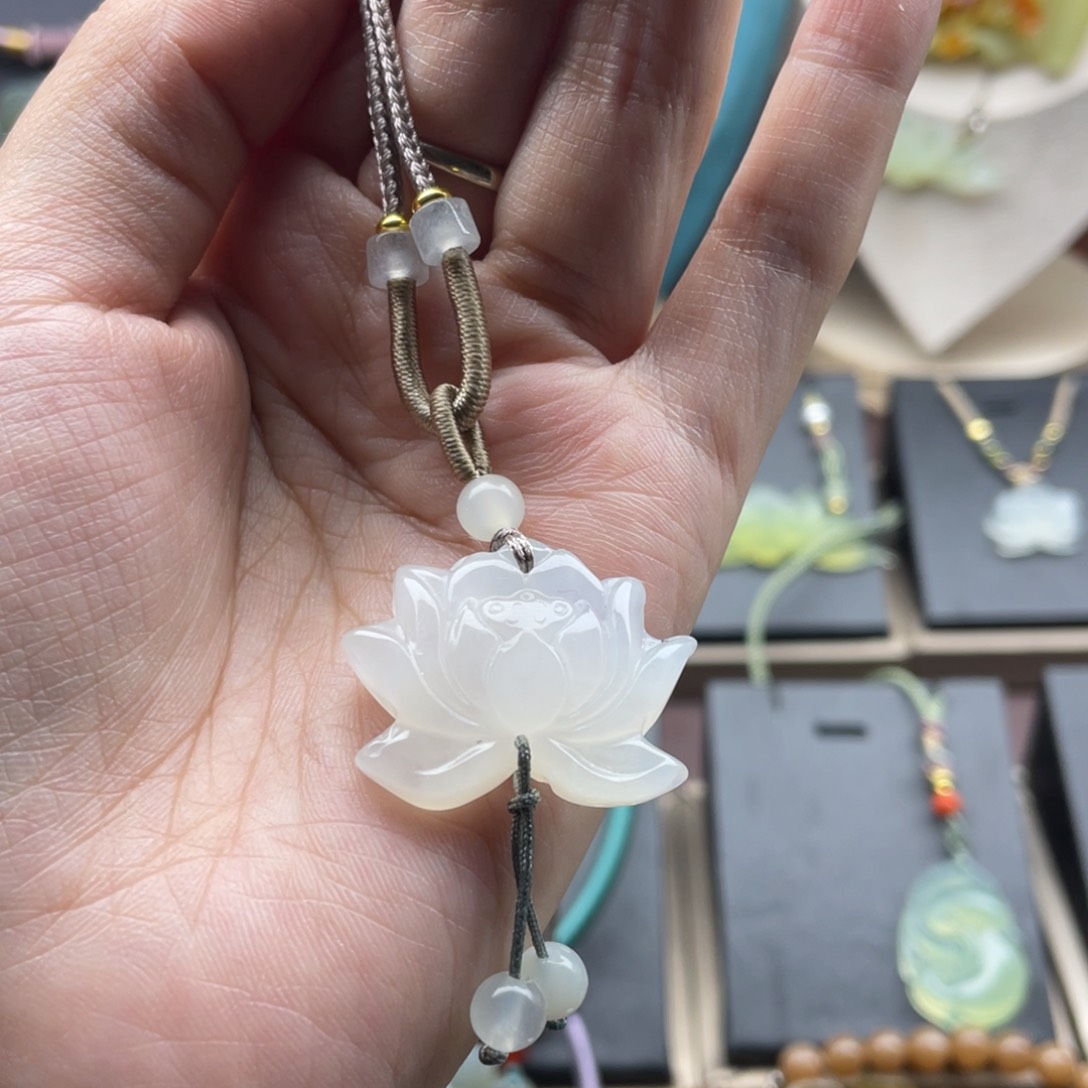 蛇纹石玉颈饰未镶嵌