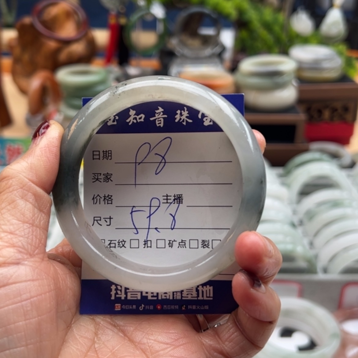 【闪购商品】石英质玉手镯未镶嵌嬿