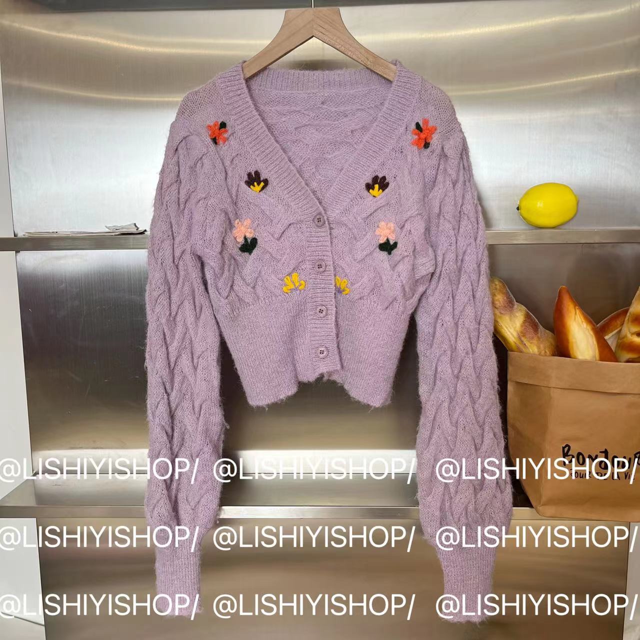 【起司甜茶】V领撞色花朵刺绣宽松开衫毛衣68552