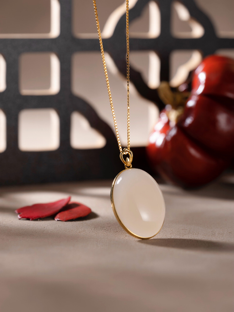 野牛沟藕粉蛋面18k金镶嵌精美简约大方锁骨链气质珠宝吊坠复古