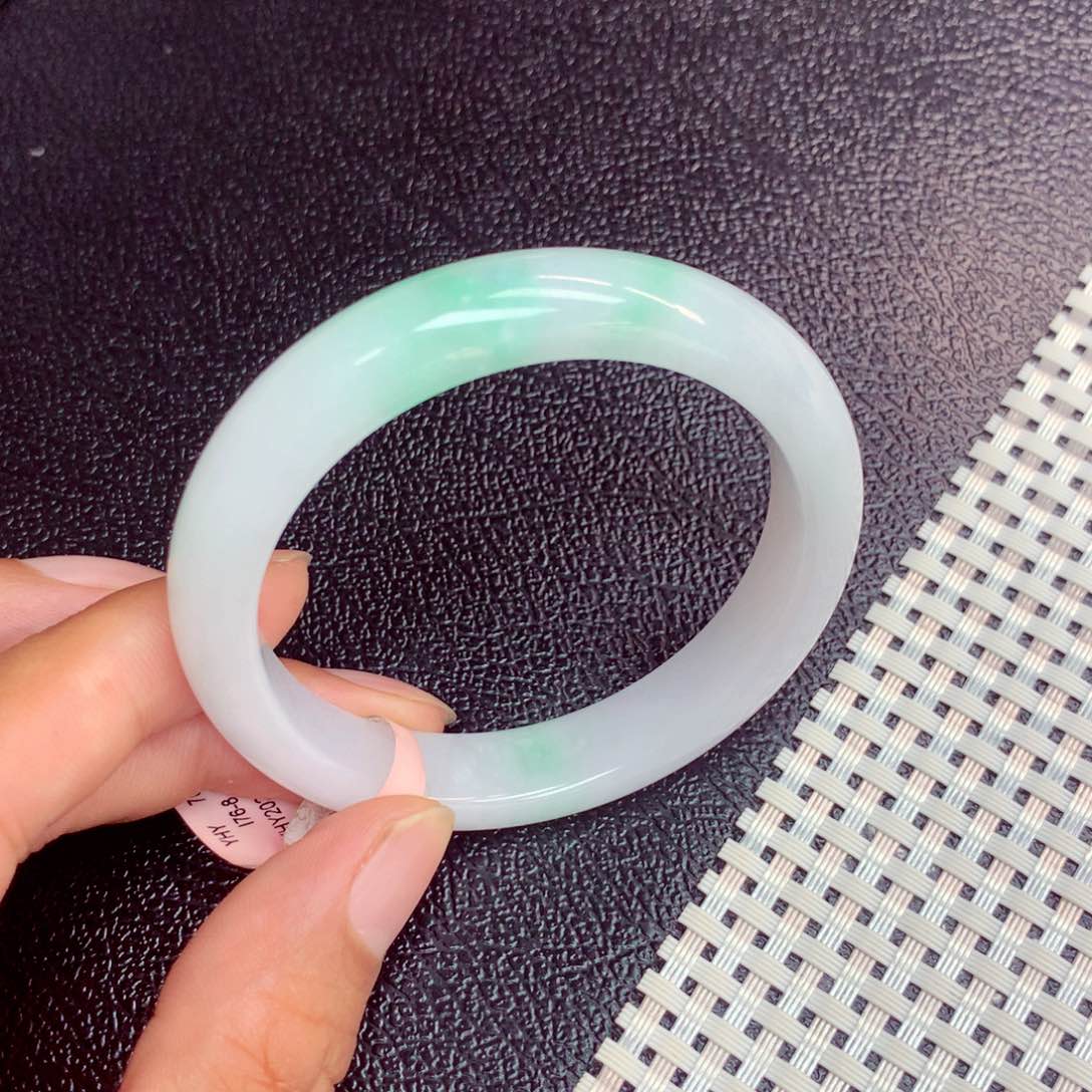 翡翠手镯未镶嵌翡翠