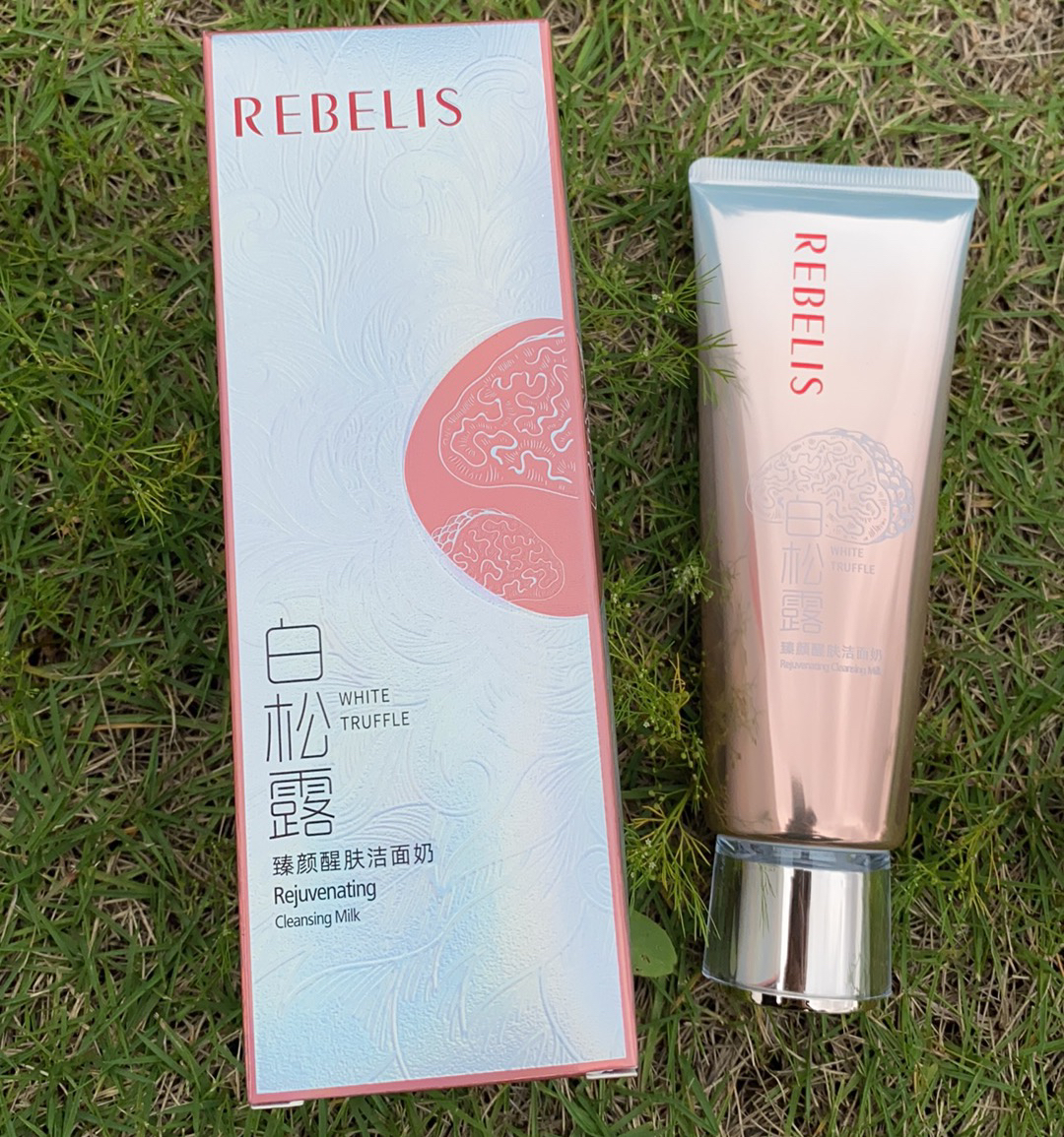 依贝丽白松露臻颜醒肤洁面奶