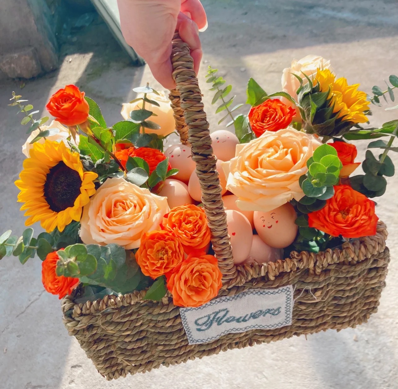 手提花篮鸡蛋花篮送花上门
