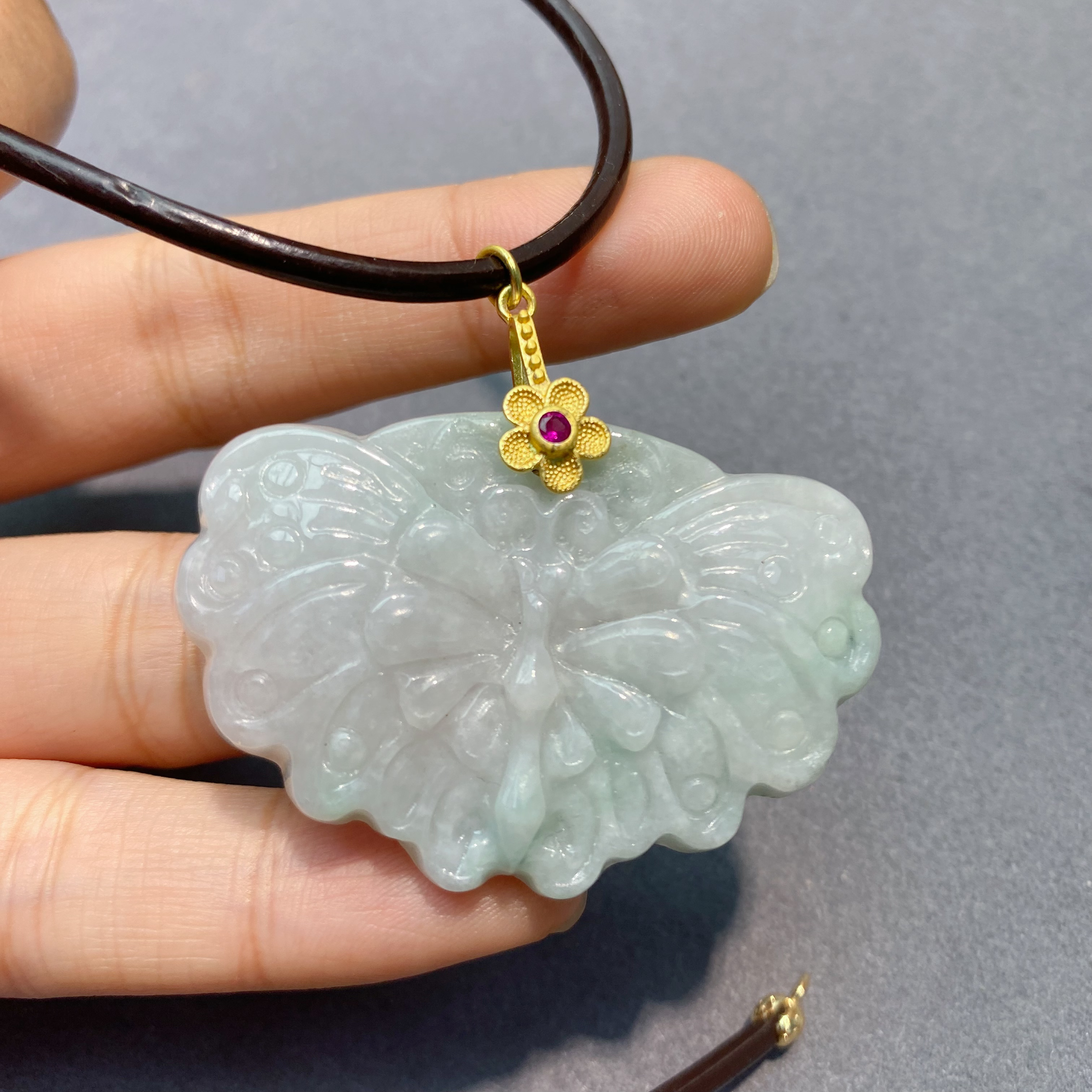 翡翠精工雕刻蝴蝶吊坠