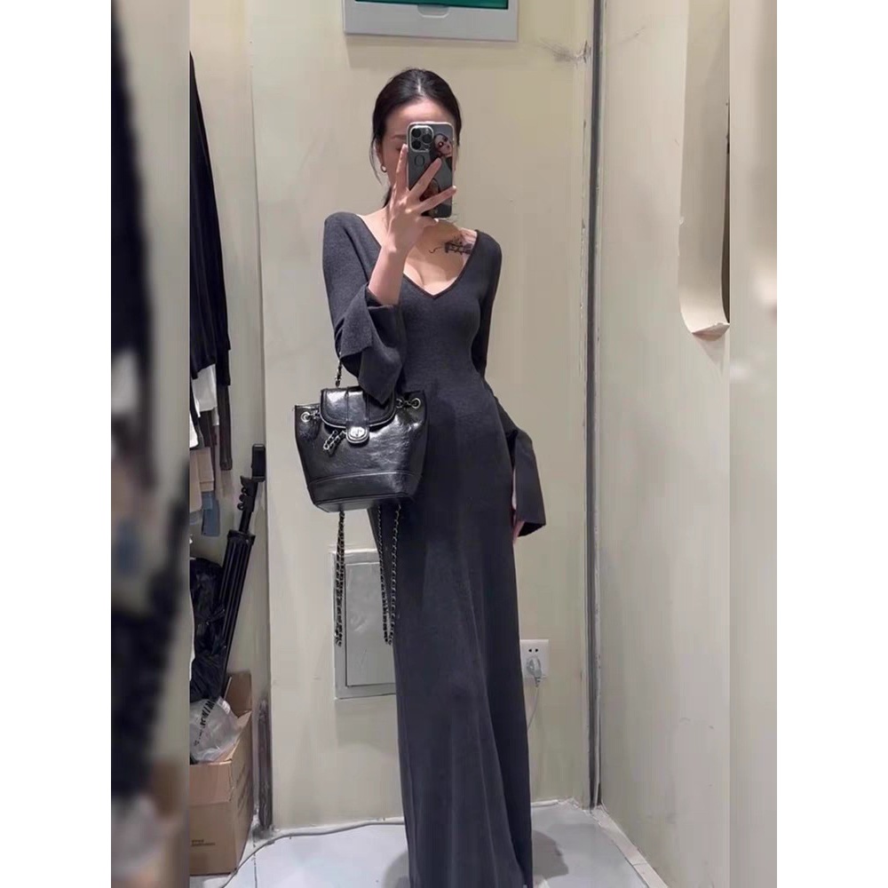 高端精致连衣裙早秋新款气质v领喇叭袖修身显瘦长裙百搭针织裙女