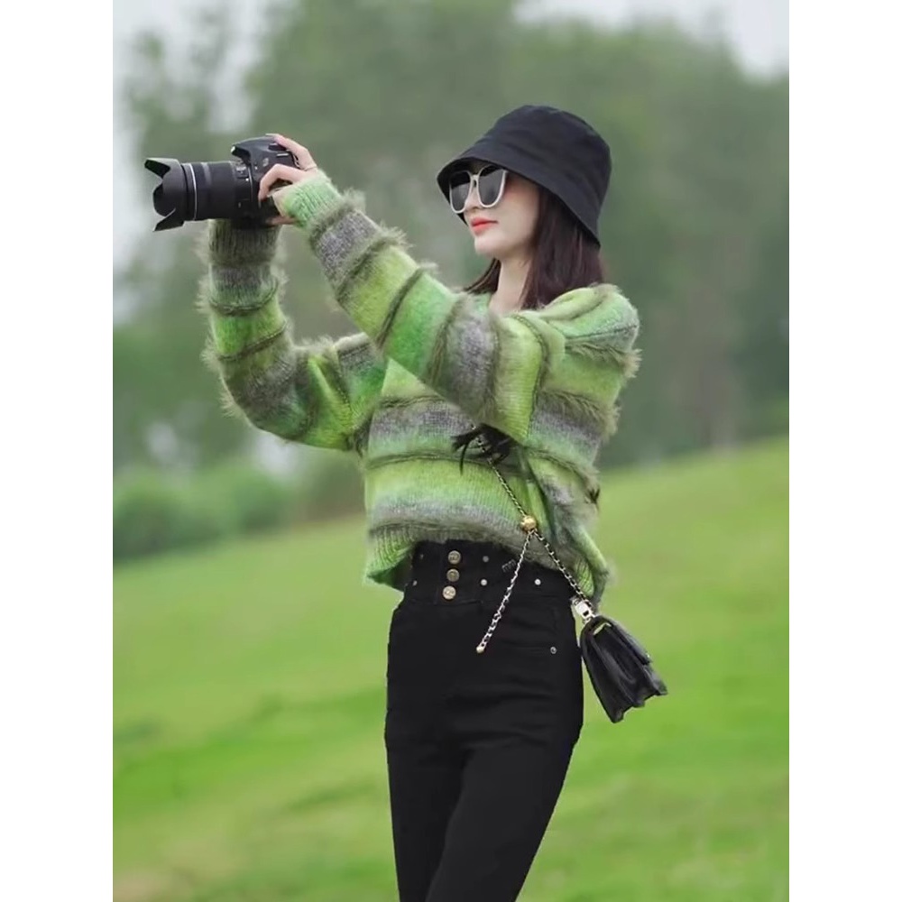 秋冬新款撞色V领针织衫女温柔甜美气质条纹毛衣宽松时尚休闲百搭