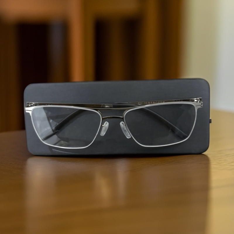 多功能变色调焦老花镜