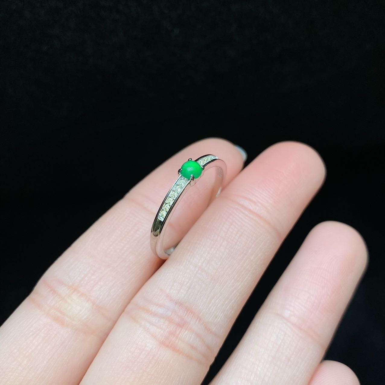 【小宝珠宝】18  S81688-S925银镶嵌翡翠戒指-多样性发一件-2.5mm