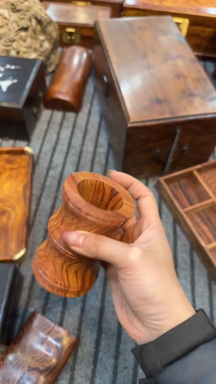 【闪购商品】花梨木类黄花梨笔筒