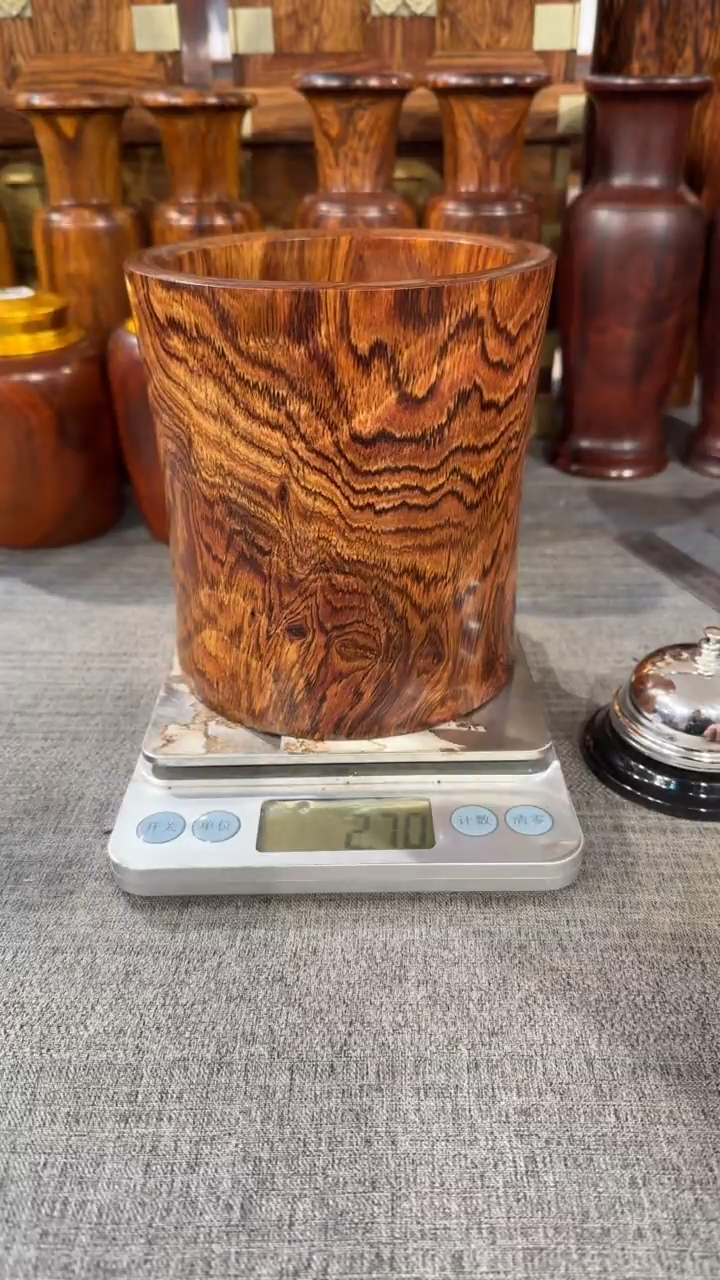 【闪购商品】黄花梨根雕笔筒