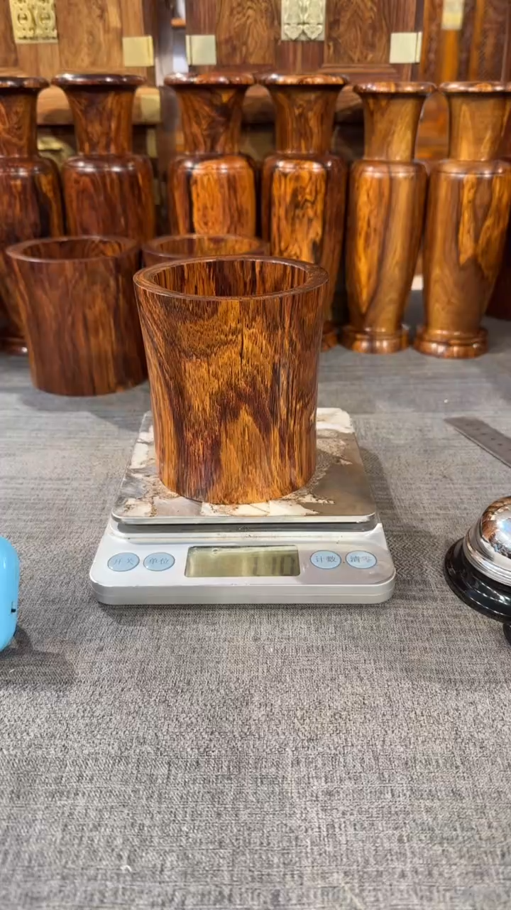 【闪购商品】黄花梨根雕笔筒