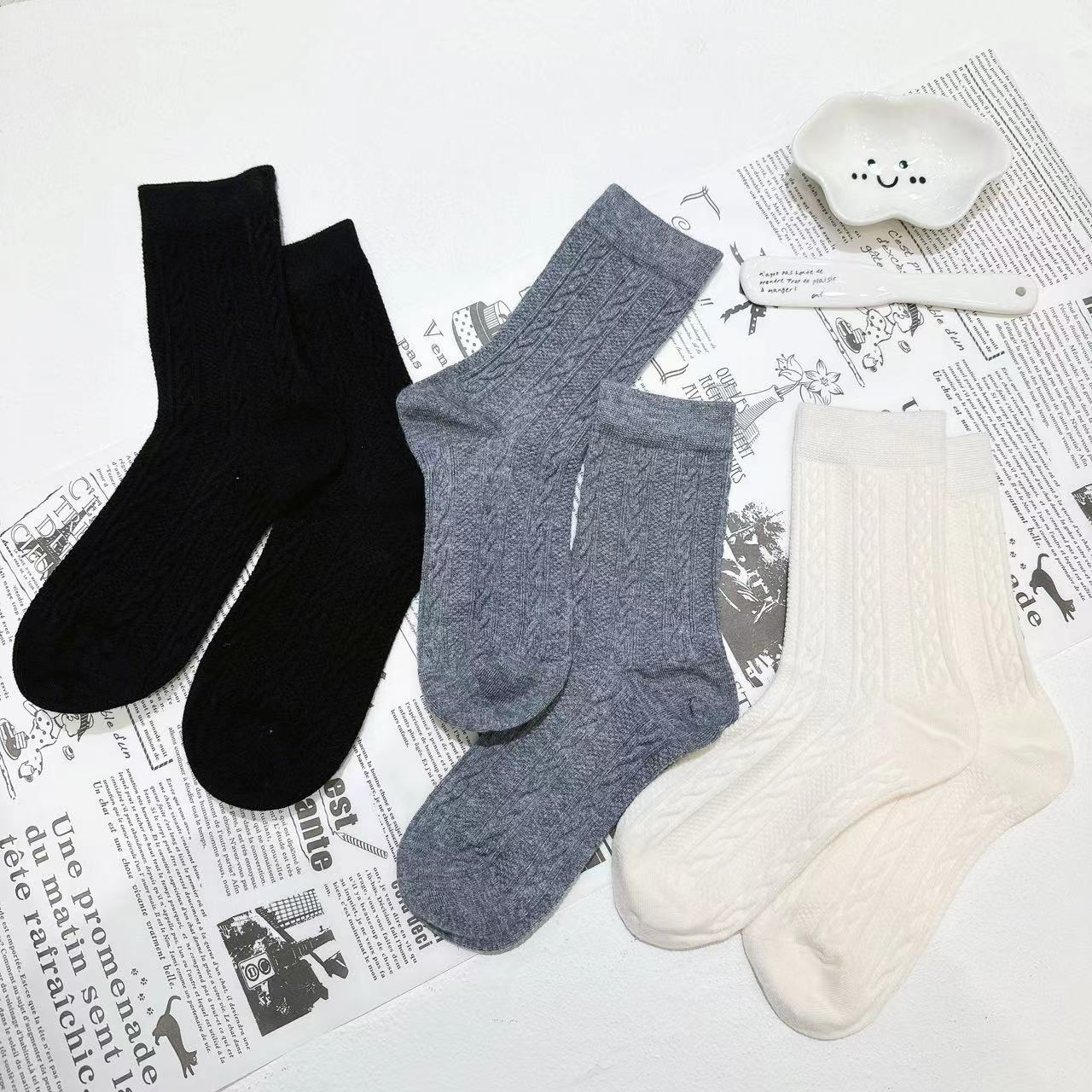 女士秋冬无骨手工对目黑白灰麻花暗纹亲肤绵羊毛中筒袜三双装