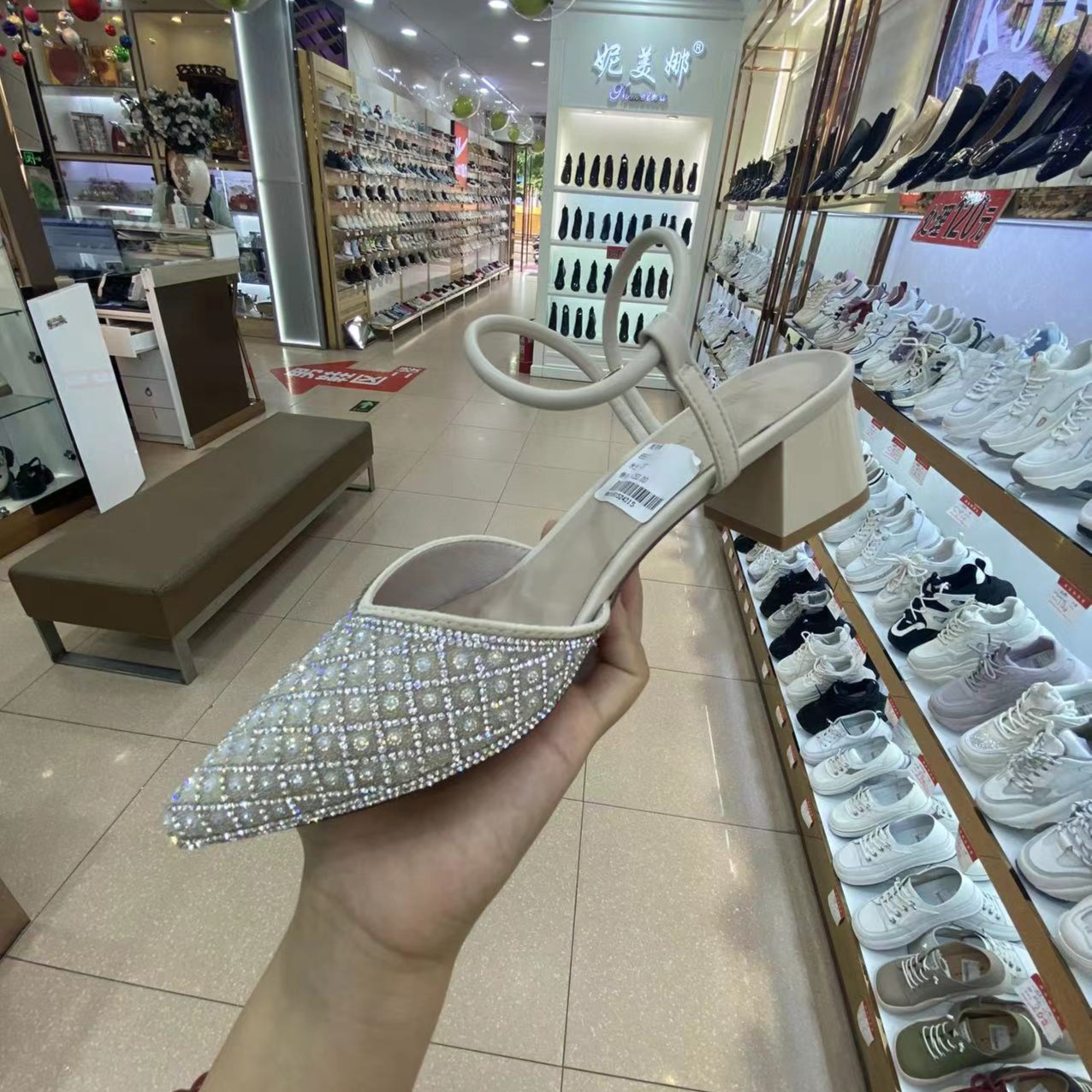 女鞋凉鞋时尚女士粗跟包头高跟尖头女鞋凉鞋时尚女士粗跟包头高跟