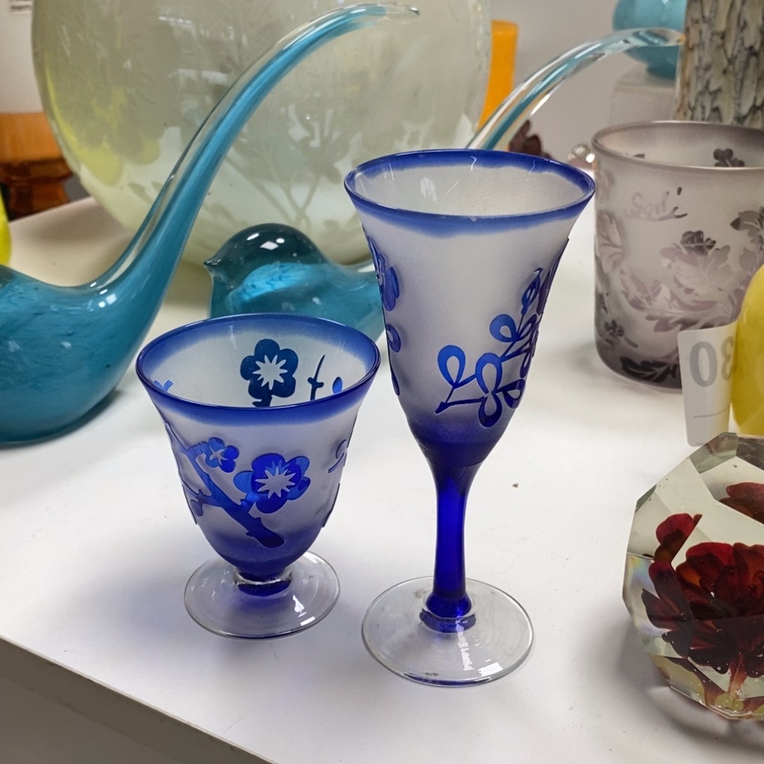 两只琉璃花瓶花瓶