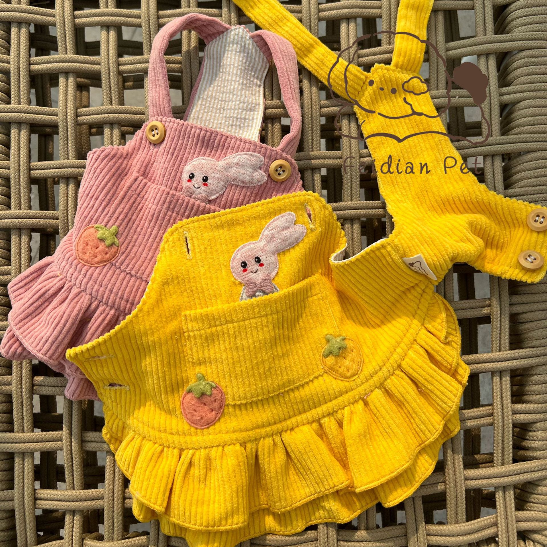 2022秋冬新款灯芯绒兔子草莓贴布背带裙比熊马尔济斯可爱宠物服装