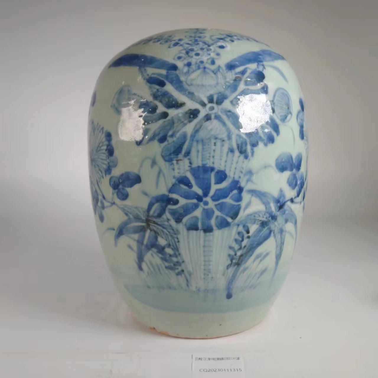 [树德堂文物]清中期豆青釉青花荷花纹冬瓜罐CQ20230111315