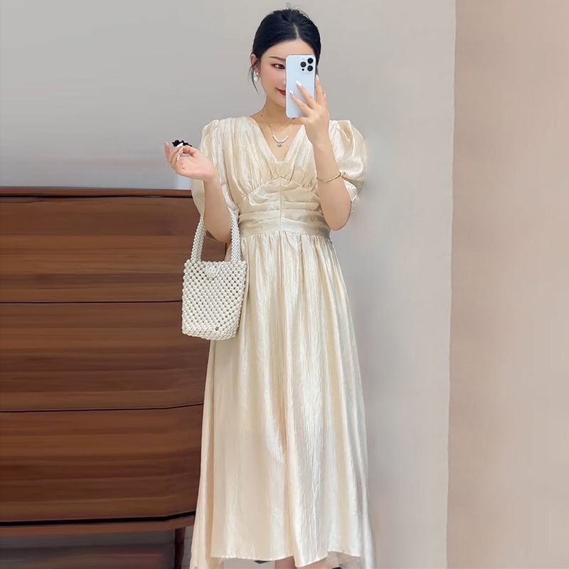 法式高级感V领短袖连衣裙女夏季新款褶皱收腰洋气开叉中长款裙子