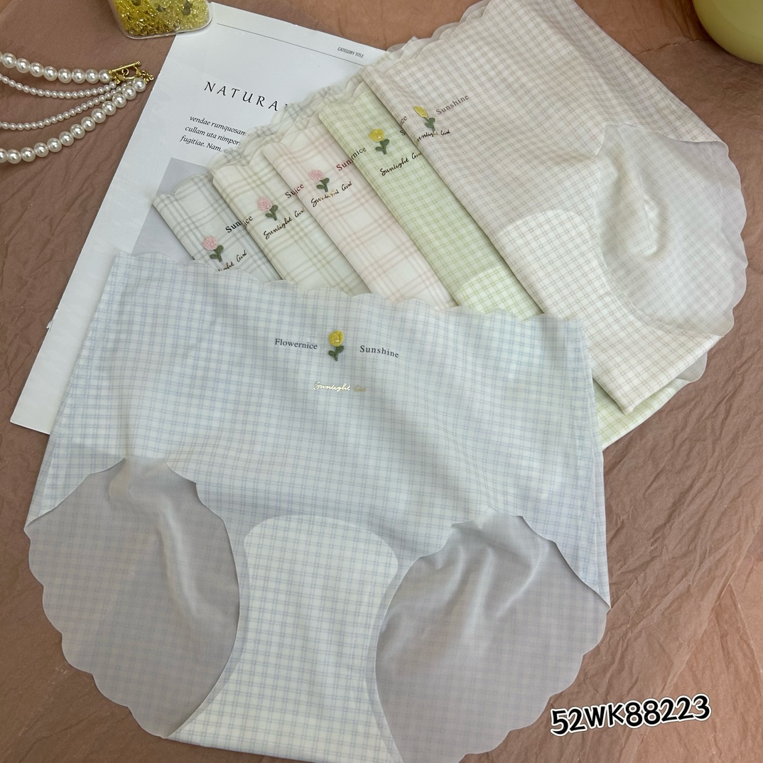 88223格子田园女士中腰裸感无痕三角内裤