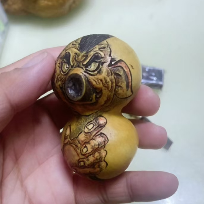 墨刻一个侧嘴的手捻葫芦，嘴子断了正好借势刻猪八戒一枚食色性也！