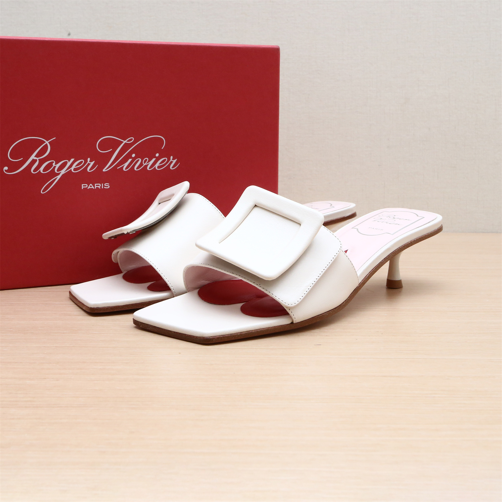 全新未使用  小花汤汤/P204301656/ROGER VIVIER 方扣 凉鞋