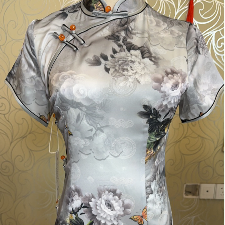8221灰蓝色花纹黄蝴蝶款双层侧八扣年轻旗袍