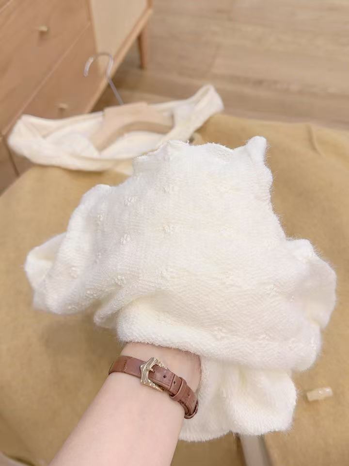 七言家奶芙花朵蕾丝软糯打底衫