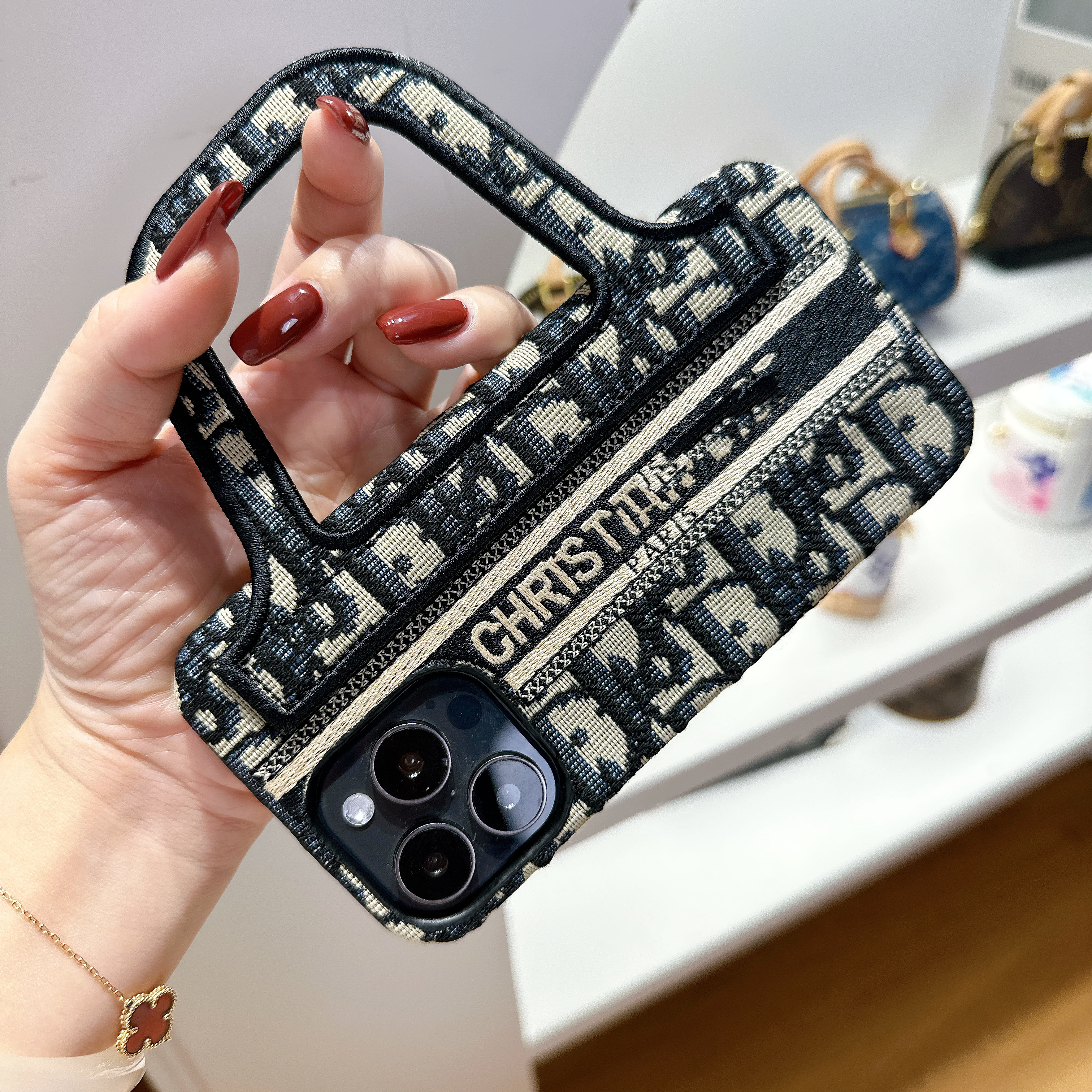 D家刺绣手提款单壳适用苹果15promax手机壳14pro防摔iPhone13