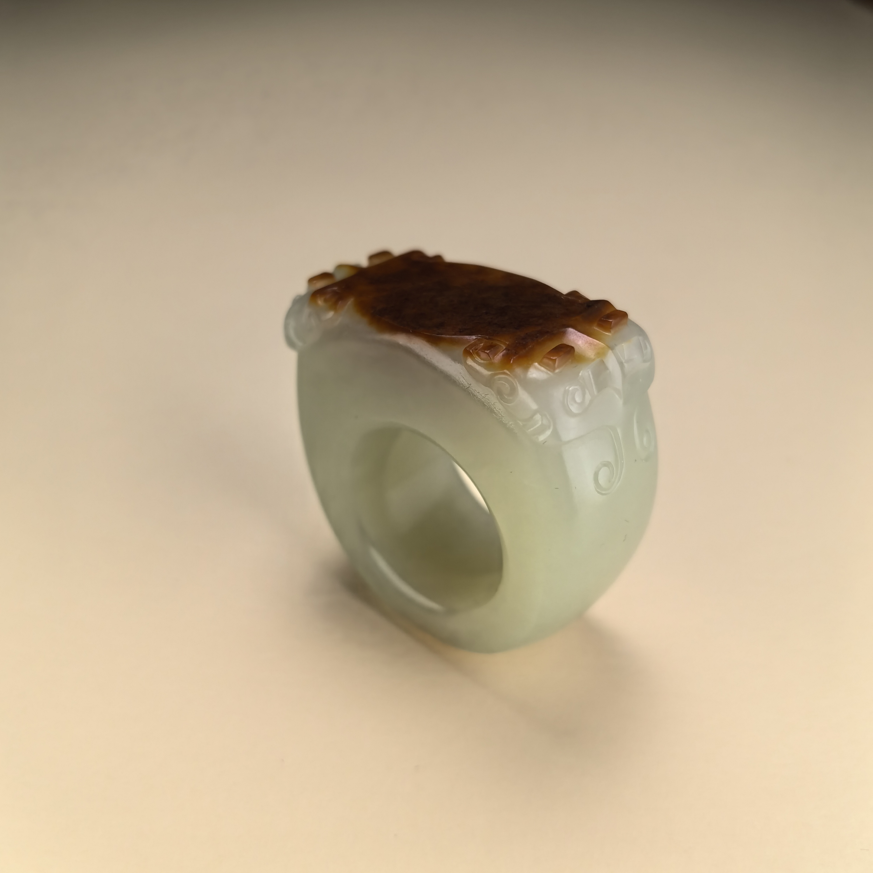 和田玉俄料黄肉饕餮兽面纹饰男款扳指内径23mm