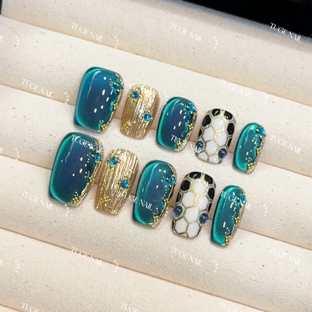 TugeNail“宝宝蛇”秋冬氛围感手绘宝宝蛇猫眼设计师穿戴甲甄甄专属