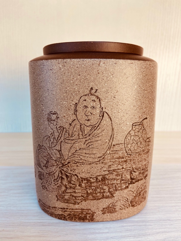 茶叶罐，刻绘茶画。高12，对边10.3厘米。酬宾价。