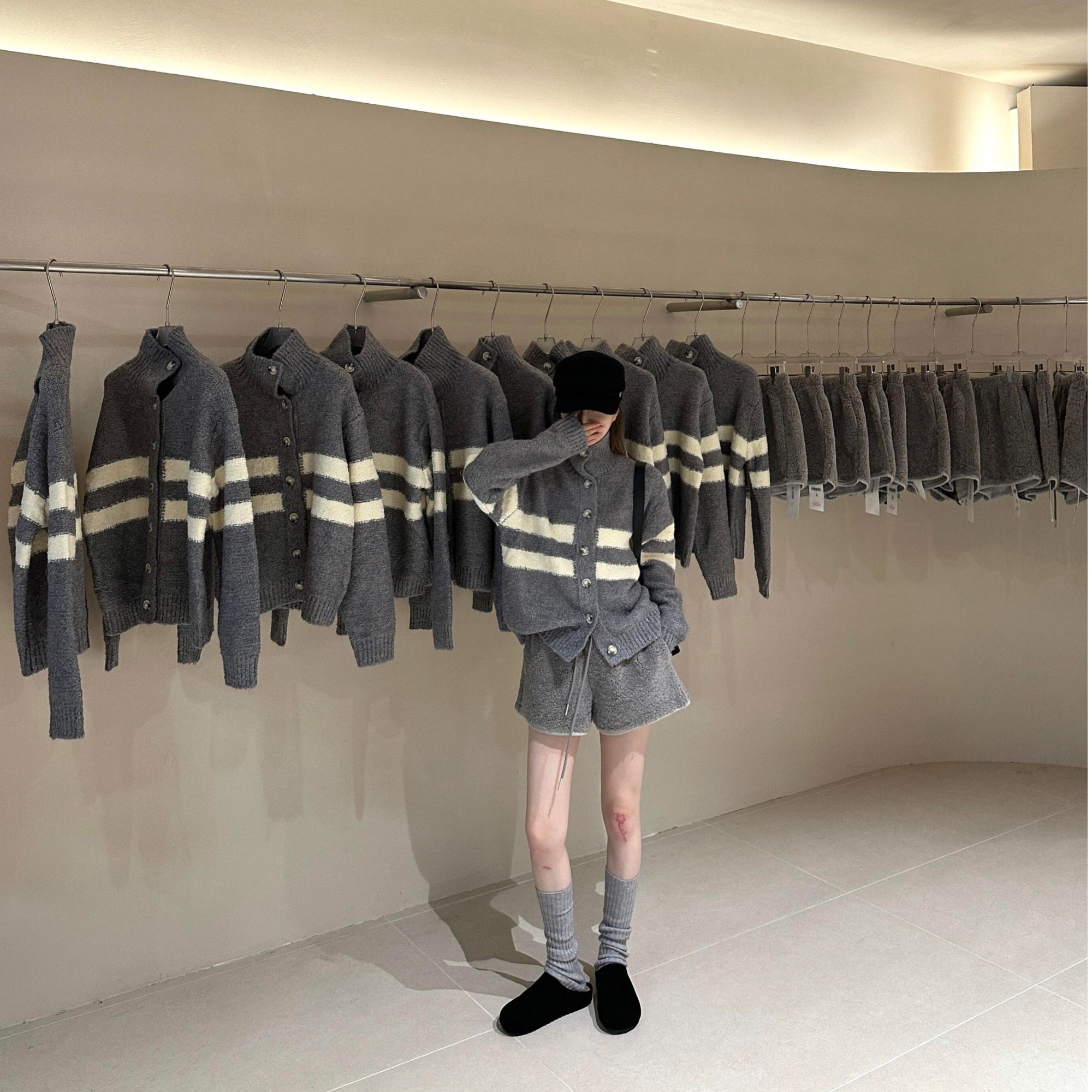 2024新款冬季穿搭一整套高级感休闲套装灰色针织衫毛毛短裤两件套